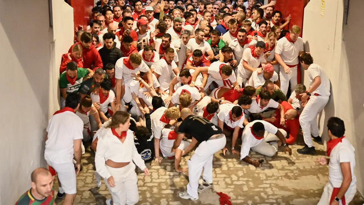 Segundo encierro de las fiestas de San Fermín 2025 con toros de Cebada Gago en el Callejón. PABLO LASAOSA