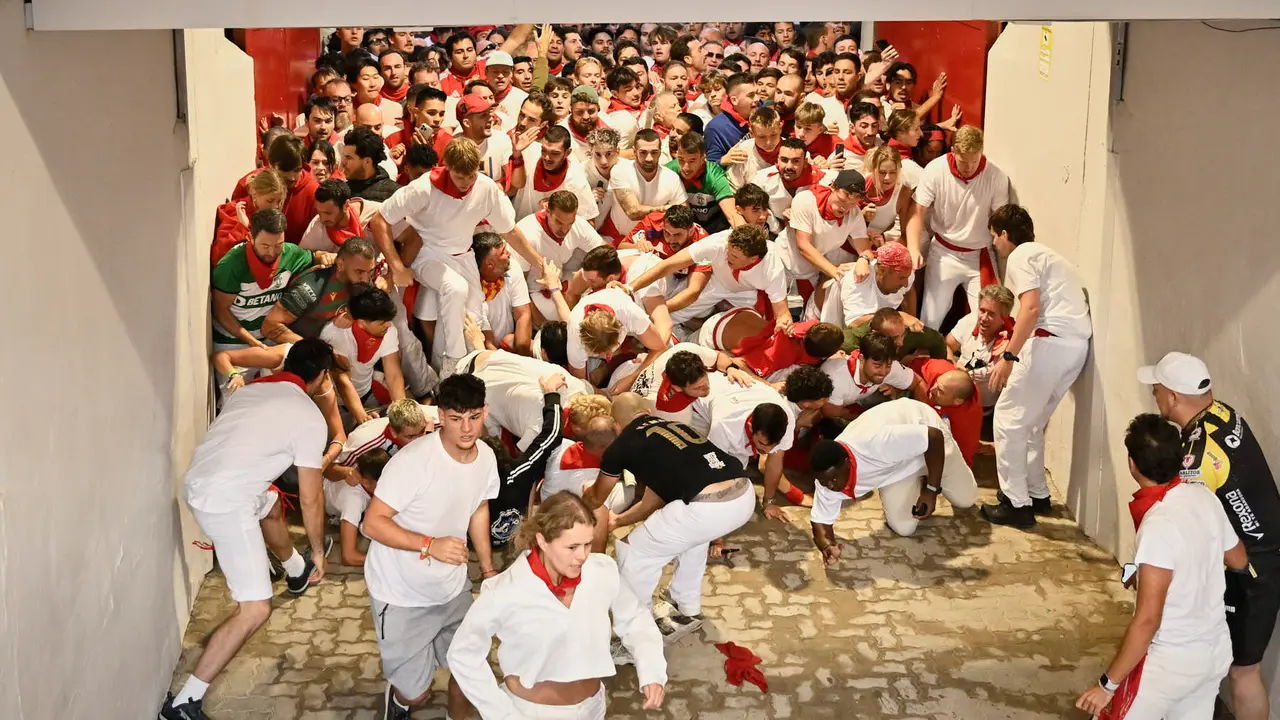 Segundo encierro de las fiestas de San Fermín 2025 con toros de Cebada Gago en el Callejón. PABLO LASAOSA