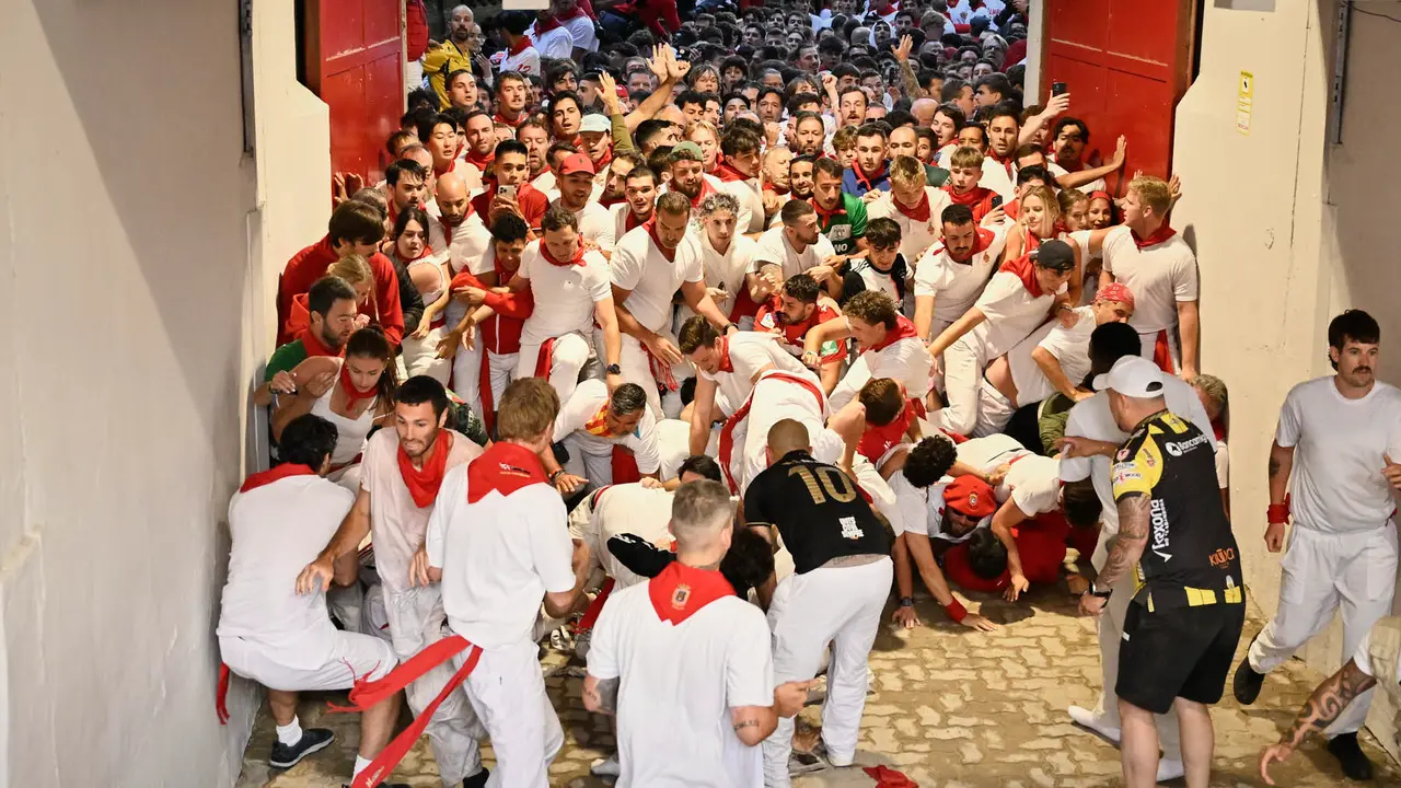 Segundo encierro de las fiestas de San Fermín 2025 con toros de Cebada Gago en el Callejón. PABLO LASAOSA