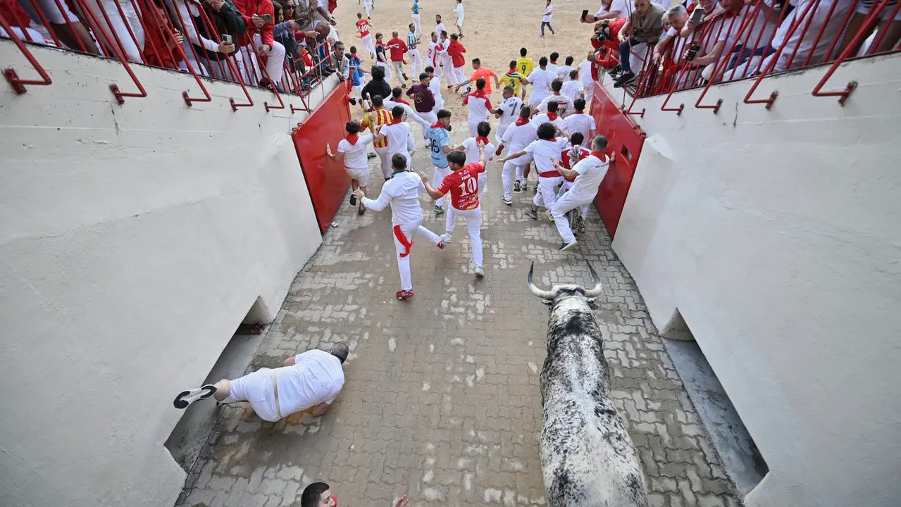Segundo encierro de las fiestas de San Fermín 2025 con toros de Cebada Gago en el Callejón. PABLO LASAOSA