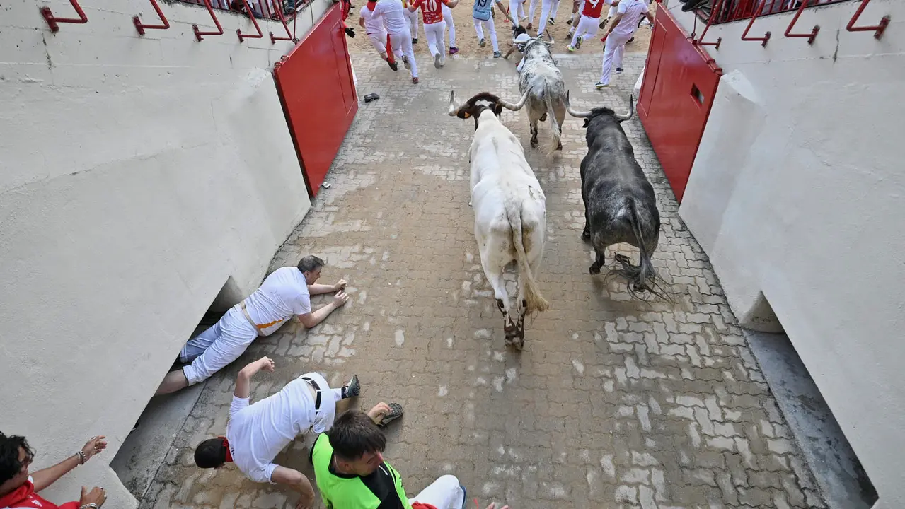 Segundo encierro de las fiestas de San Fermín 2025 con toros de Cebada Gago en el Callejón. PABLO LASAOSA