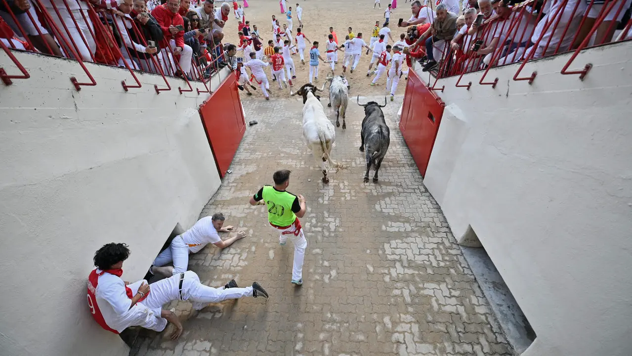 Segundo encierro de las fiestas de San Fermín 2025 con toros de Cebada Gago en el Callejón. PABLO LASAOSA