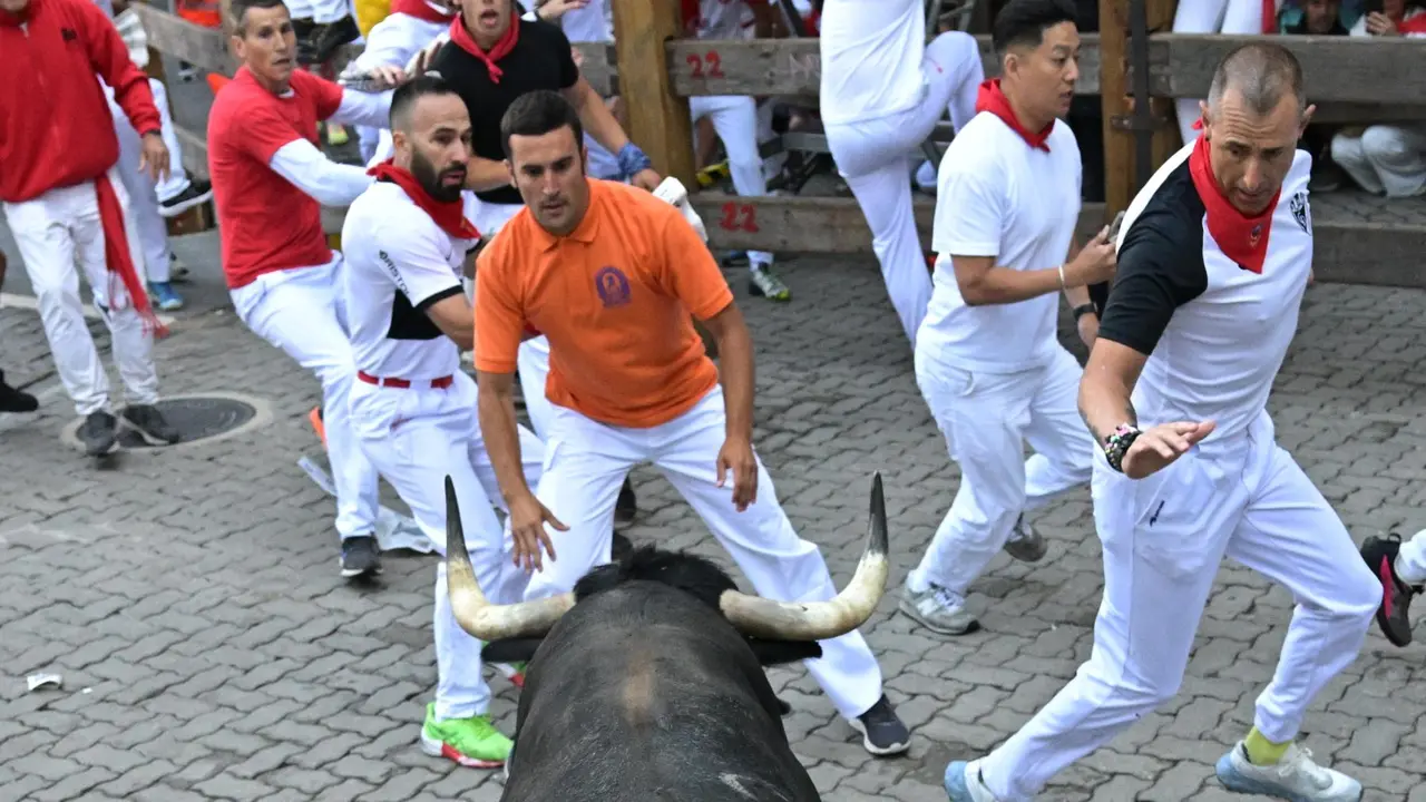 Segundo encierro de San Fermín 2025 el día 8 de julio con toros de Cebada Gago en Telefónica. EFE - DANIEL FERNÁNDEZ (2)