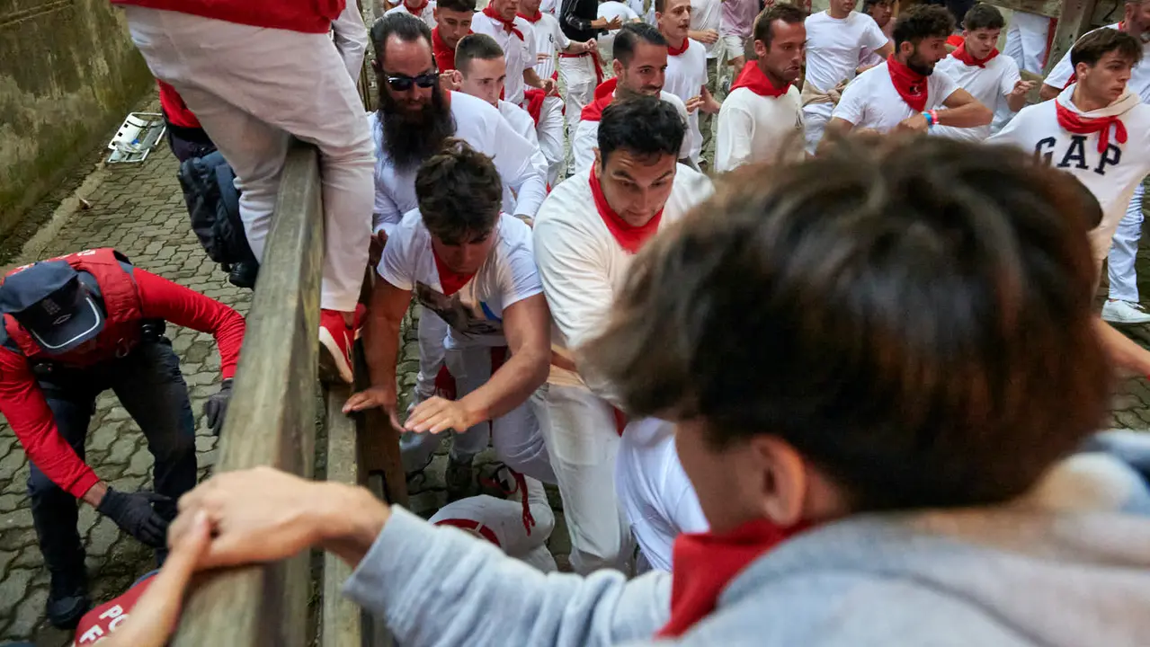 Segundo encierro de San Fermín 2025 con toros de Cebada Gago desde la bajada al callejón en Telefónica. IRANZU LARRASOAÑA