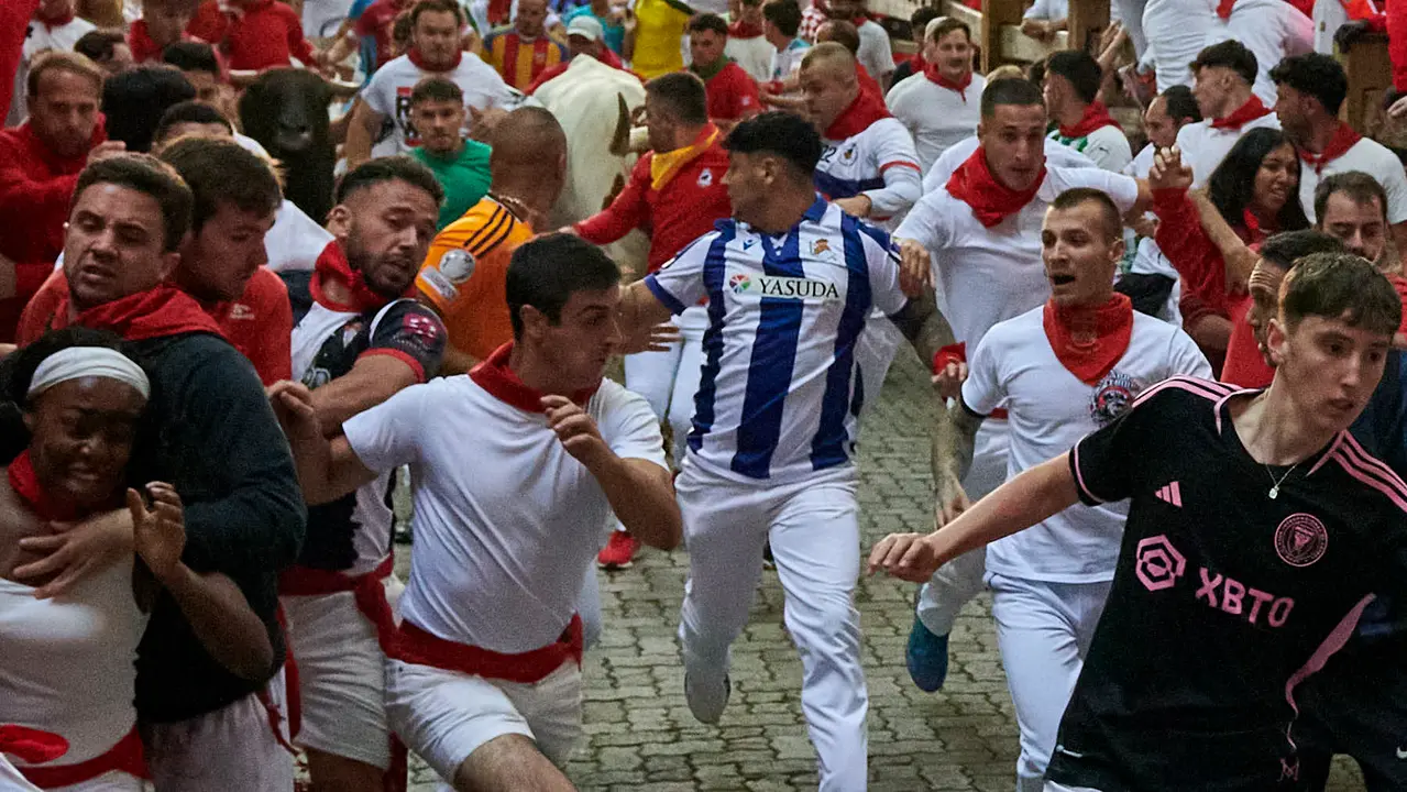 Segundo encierro de San Fermín 2025 con toros de Cebada Gago desde la bajada al callejón en Telefónica. IRANZU LARRASOAÑA