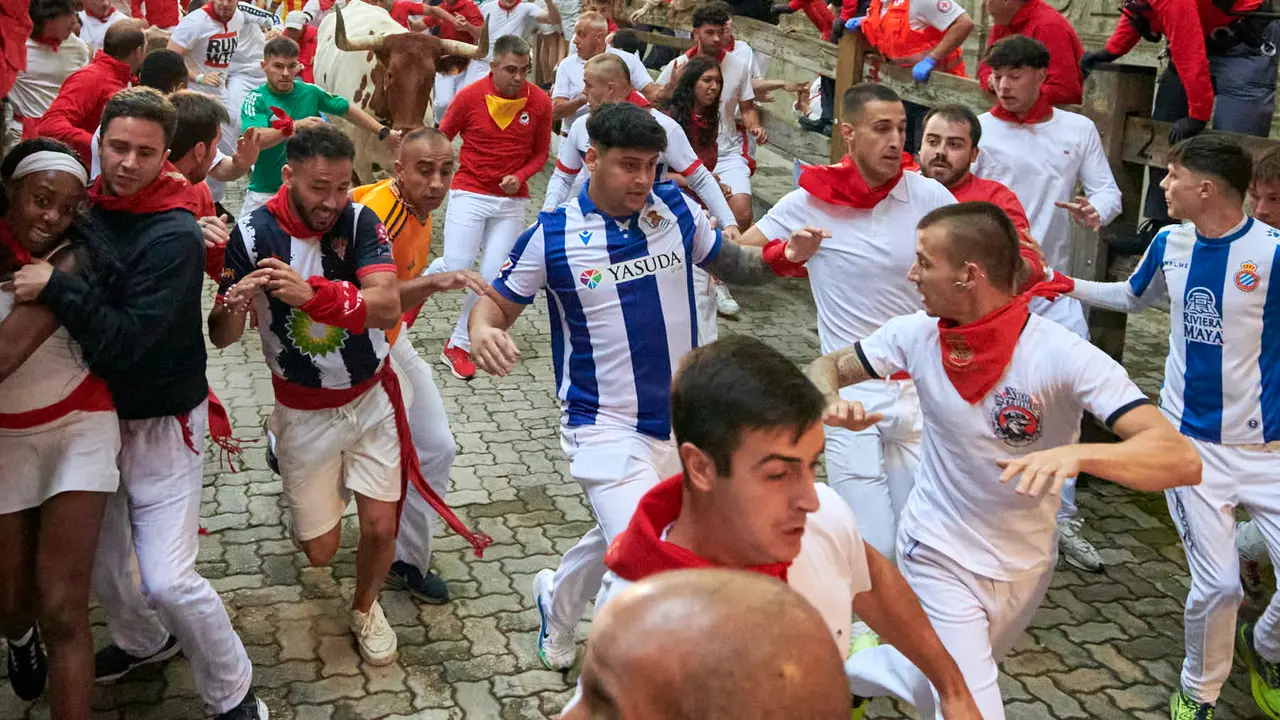 Segundo encierro de San Fermín 2025 con toros de Cebada Gago desde la bajada al callejón en Telefónica. IRANZU LARRASOAÑA