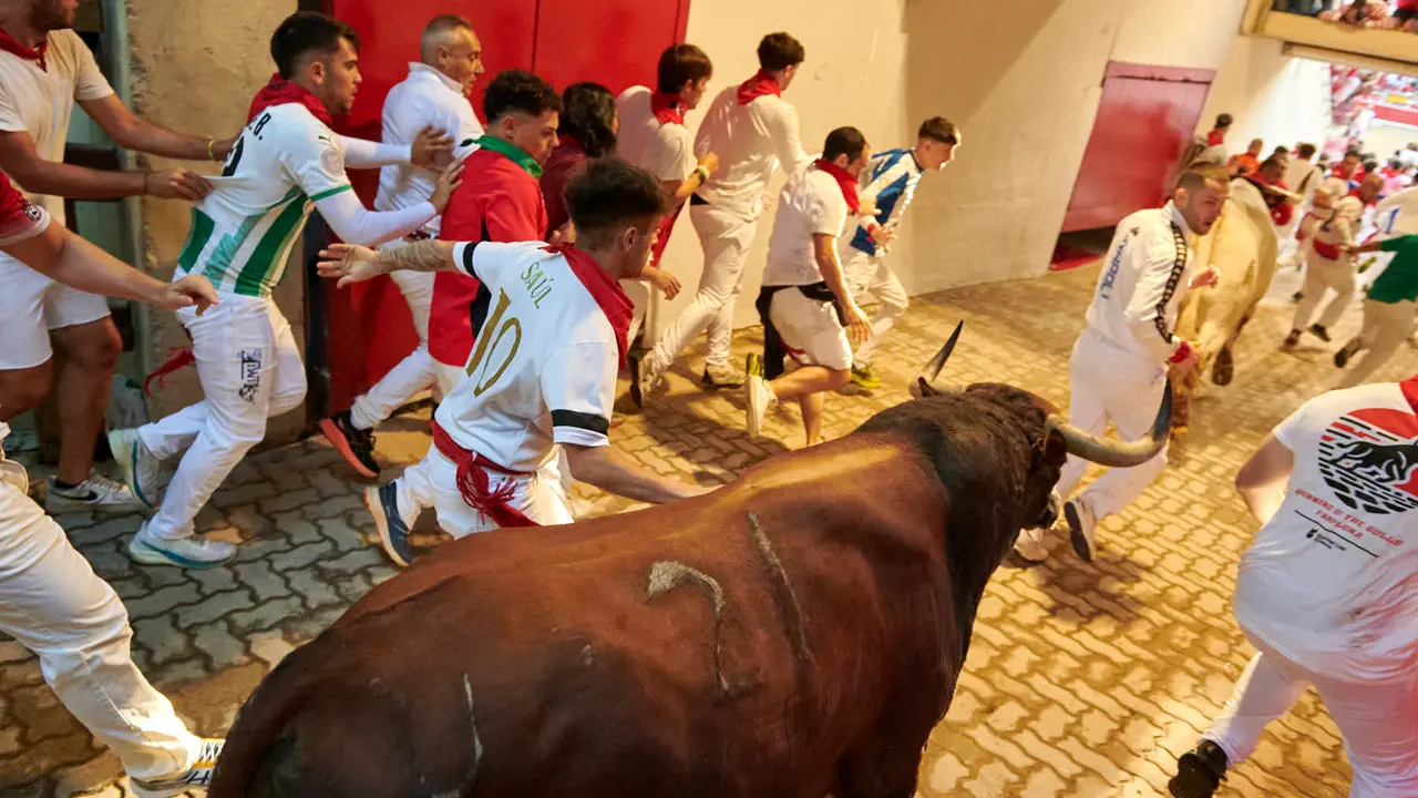 Segundo encierro de San Fermín 2025 con toros de Cebada Gago desde la bajada al callejón en Telefónica. IRANZU LARRASOAÑA