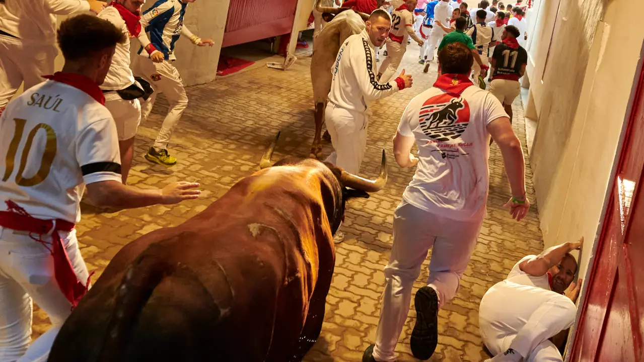 Segundo encierro de San Fermín 2025 con toros de Cebada Gago desde la bajada al callejón en Telefónica. IRANZU LARRASOAÑA