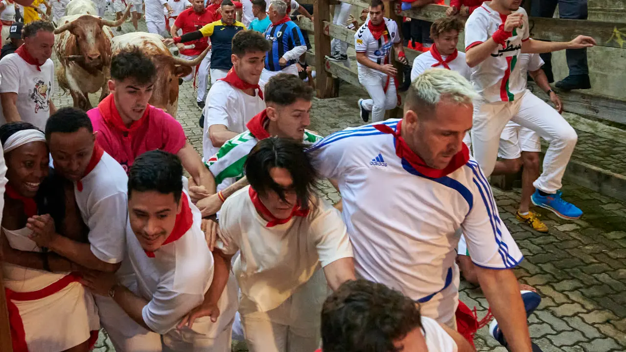 Segundo encierro de San Fermín 2025 con toros de Cebada Gago desde la bajada al callejón en Telefónica. IRANZU LARRASOAÑA