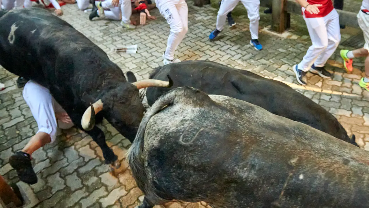 Segundo encierro de San Fermín 2025 con toros de Cebada Gago desde la bajada al callejón en Telefónica. IRANZU LARRASOAÑA
