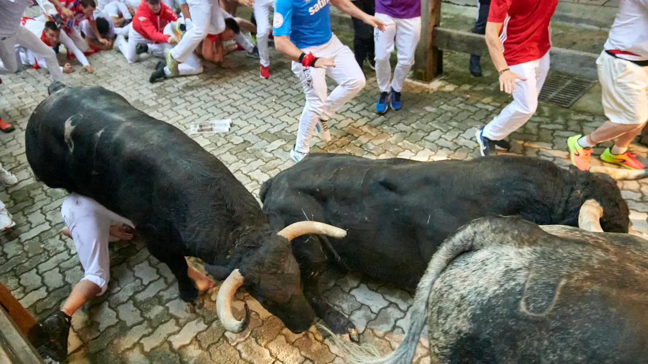 Segundo encierro de San Fermín 2025 con toros de Cebada Gago desde la bajada al callejón en Telefónica. IRANZU LARRASOAÑA