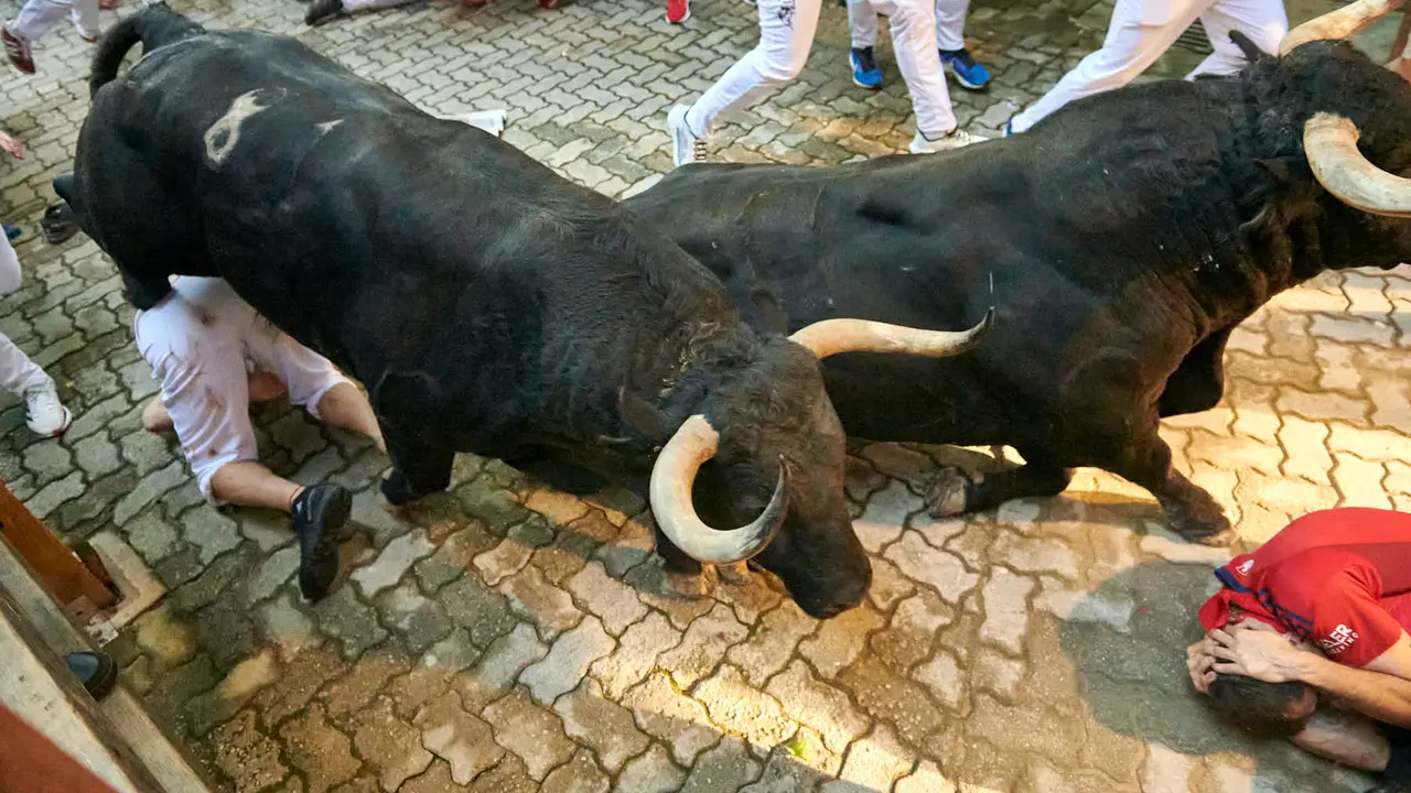 Segundo encierro de San Fermín 2025 con toros de Cebada Gago desde la bajada al callejón en Telefónica. IRANZU LARRASOAÑA