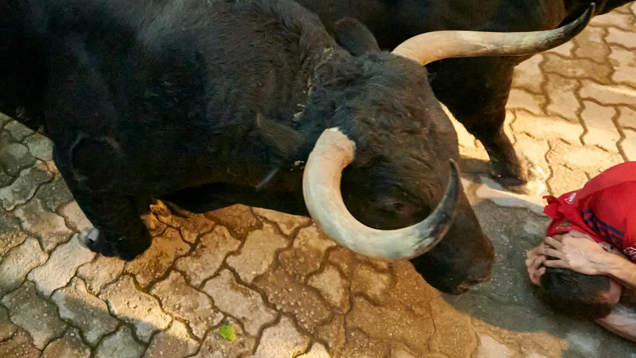 Segundo encierro de San Fermín 2025 con toros de Cebada Gago desde la bajada al callejón en Telefónica. IRANZU LARRASOAÑA