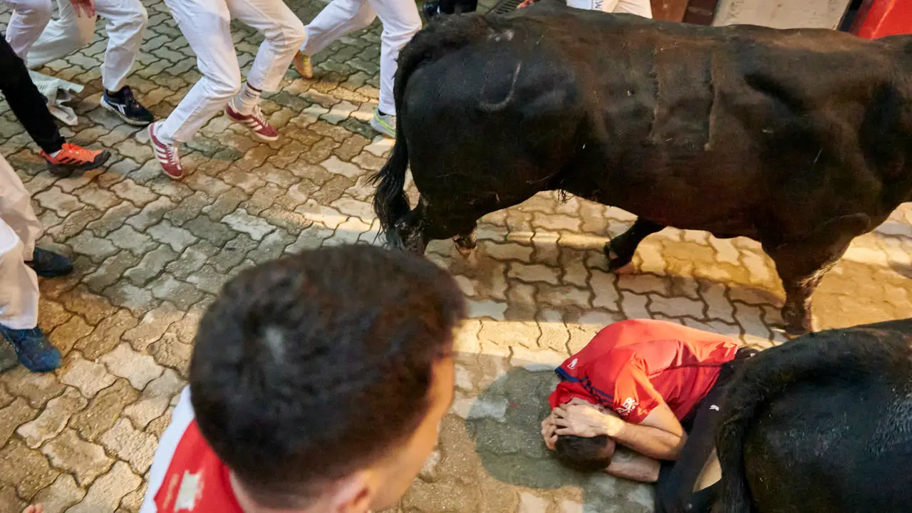 Segundo encierro de San Fermín 2025 con toros de Cebada Gago desde la bajada al callejón en Telefónica. IRANZU LARRASOAÑA