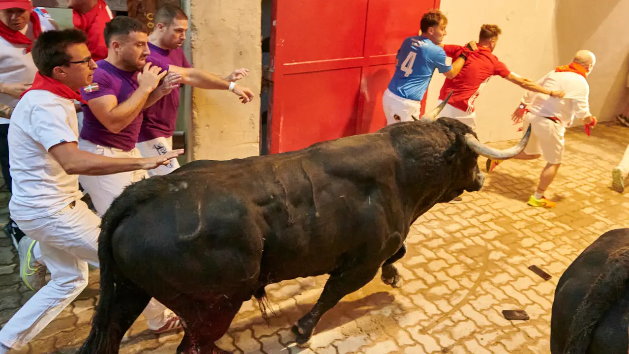Segundo encierro de San Fermín 2025 con toros de Cebada Gago desde la bajada al callejón en Telefónica. IRANZU LARRASOAÑA