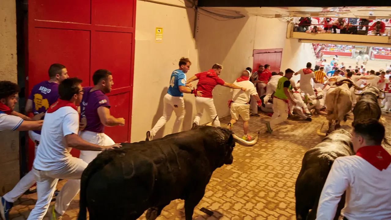 Segundo encierro de San Fermín 2025 con toros de Cebada Gago desde la bajada al callejón en Telefónica. IRANZU LARRASOAÑA