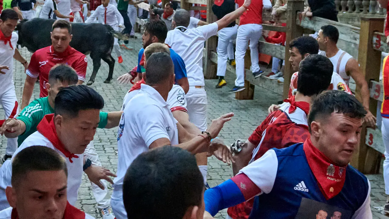 Segundo encierro de San Fermín 2025 con toros de Cebada Gago desde la bajada al callejón en Telefónica. IRANZU LARRASOAÑA