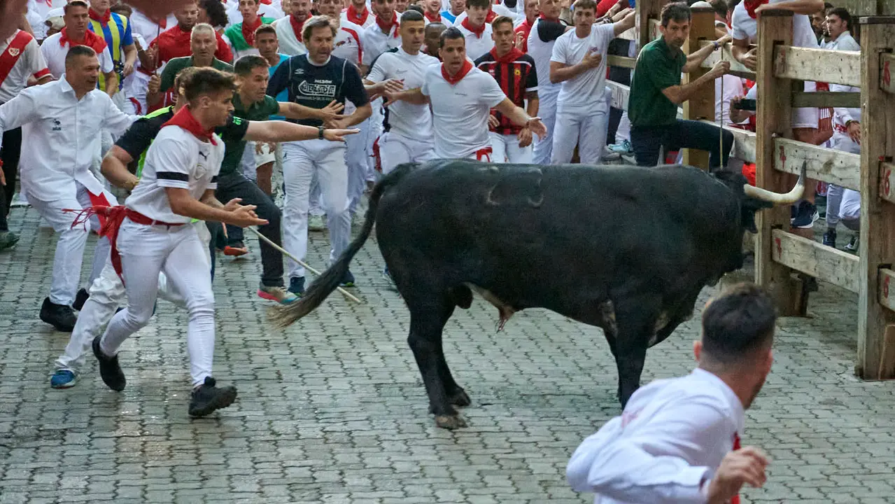 Segundo encierro de San Fermín 2025 con toros de Cebada Gago desde la bajada al callejón en Telefónica. IRANZU LARRASOAÑA