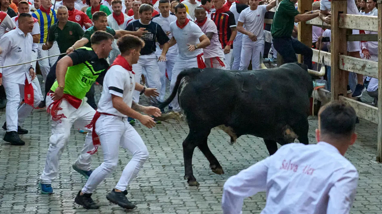 Segundo encierro de San Fermín 2025 con toros de Cebada Gago desde la bajada al callejón en Telefónica. IRANZU LARRASOAÑA