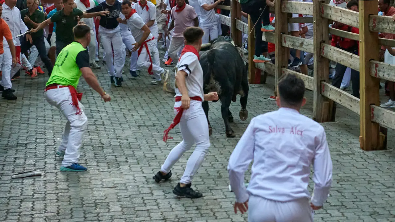 Segundo encierro de San Fermín 2025 con toros de Cebada Gago desde la bajada al callejón en Telefónica. IRANZU LARRASOAÑA