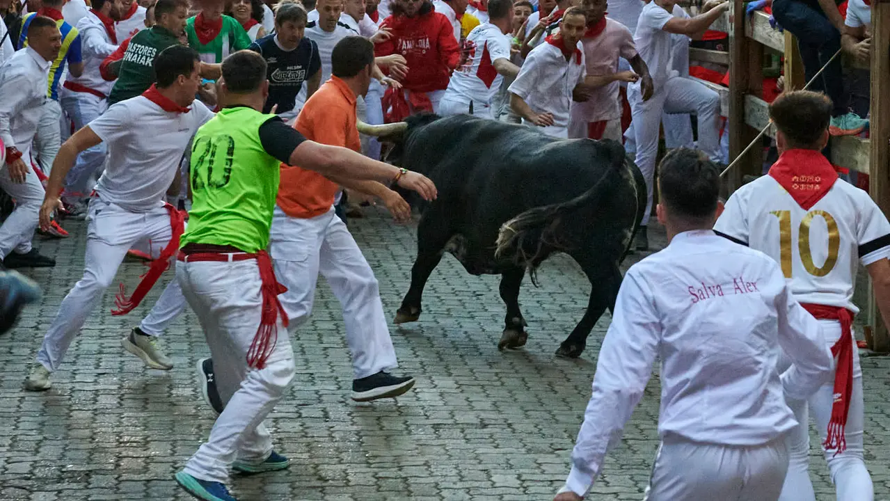 Segundo encierro de San Fermín 2025 con toros de Cebada Gago desde la bajada al callejón en Telefónica. IRANZU LARRASOAÑA