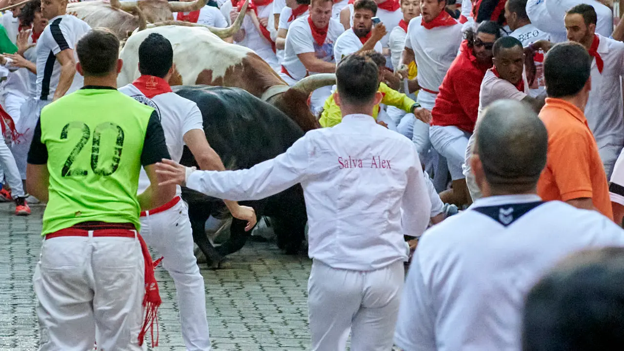 Segundo encierro de San Fermín 2025 con toros de Cebada Gago desde la bajada al callejón en Telefónica. IRANZU LARRASOAÑA