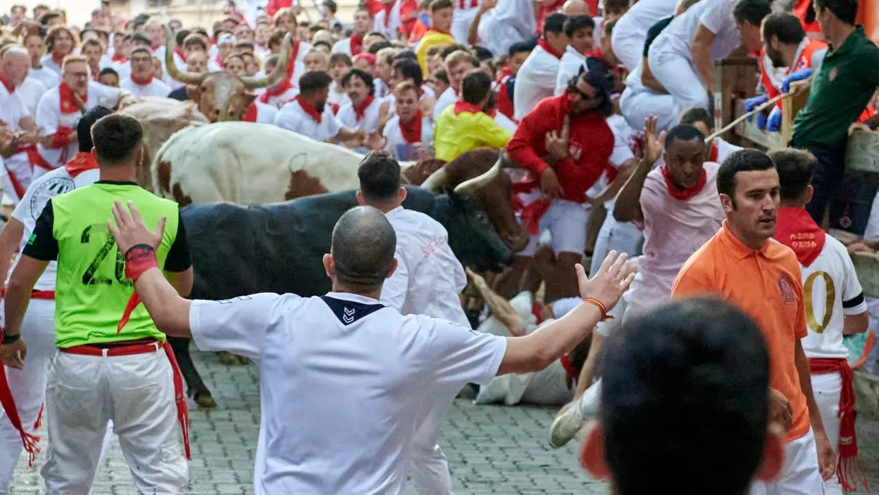 Segundo encierro de San Fermín 2025 con toros de Cebada Gago desde la bajada al callejón en Telefónica. IRANZU LARRASOAÑA