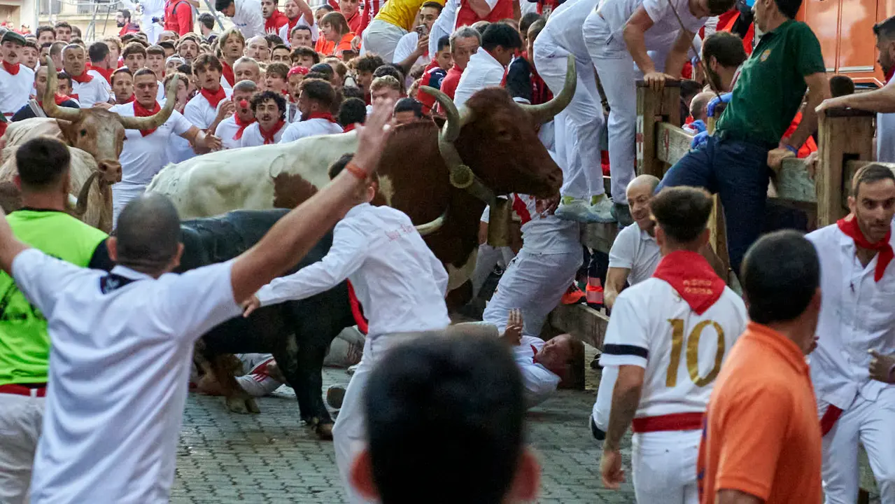 Segundo encierro de San Fermín 2025 con toros de Cebada Gago desde la bajada al callejón en Telefónica. IRANZU LARRASOAÑA