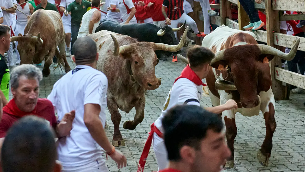 Segundo encierro de San Fermín 2025 con toros de Cebada Gago desde la bajada al callejón en Telefónica. IRANZU LARRASOAÑA