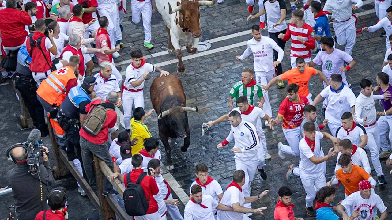 Segundo encierro de San Fermín 2015 con toros de Cebada Gago en Telefonica. Maite H. Mateo.-03