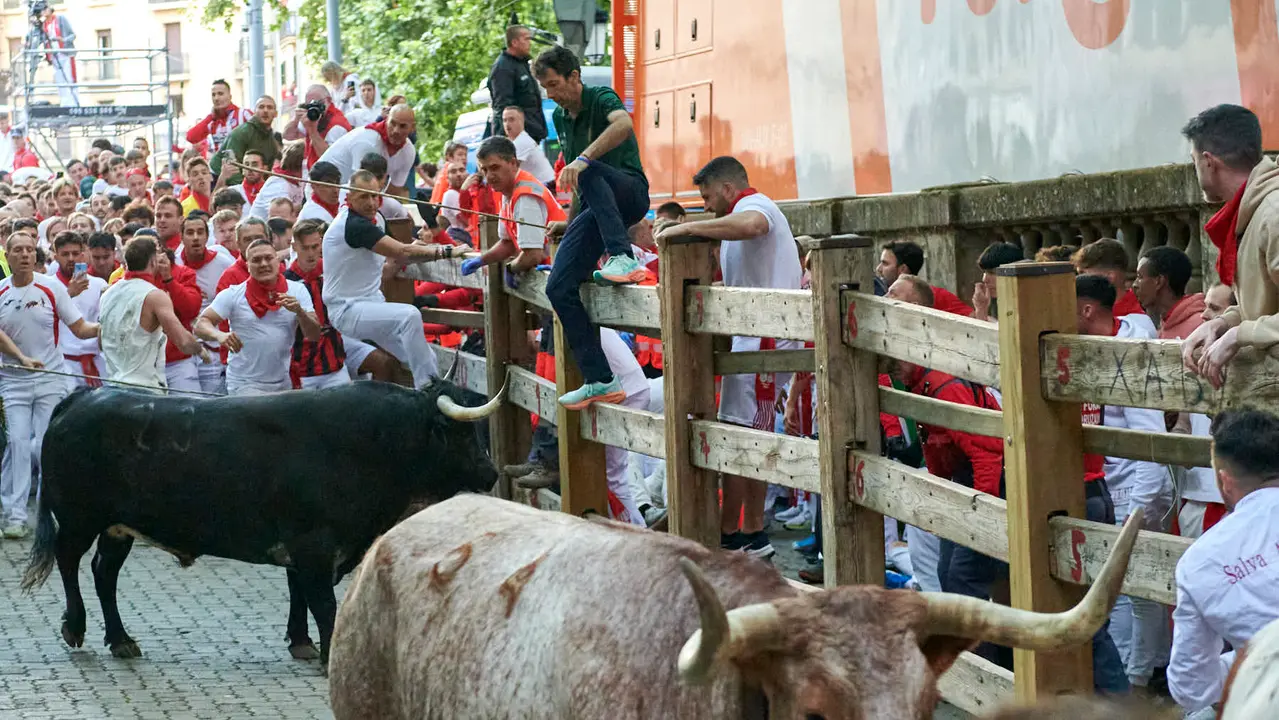 Segundo encierro de San Fermín 2025 con toros de Cebada Gago desde la bajada al callejón en Telefónica. IRANZU LARRASOAÑA