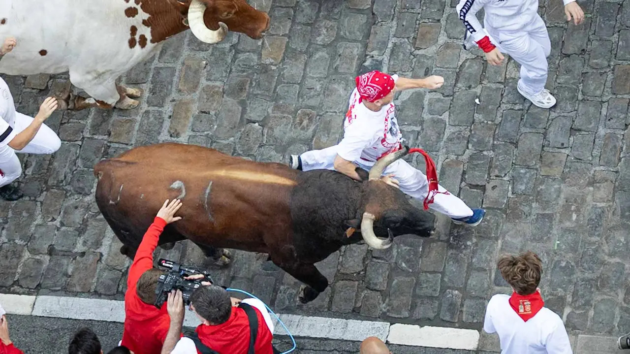 Segundo encierro de San Fermín 2015 con toros de Cebada Gago en Telefonica. Maite H. Mateo.-12