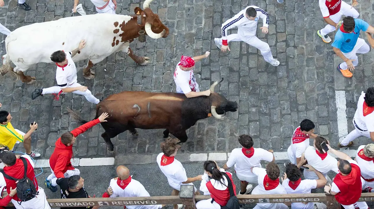 Segundo encierro de San Fermín 2015 con toros de Cebada Gago en Telefonica. Maite H. Mateo.-13