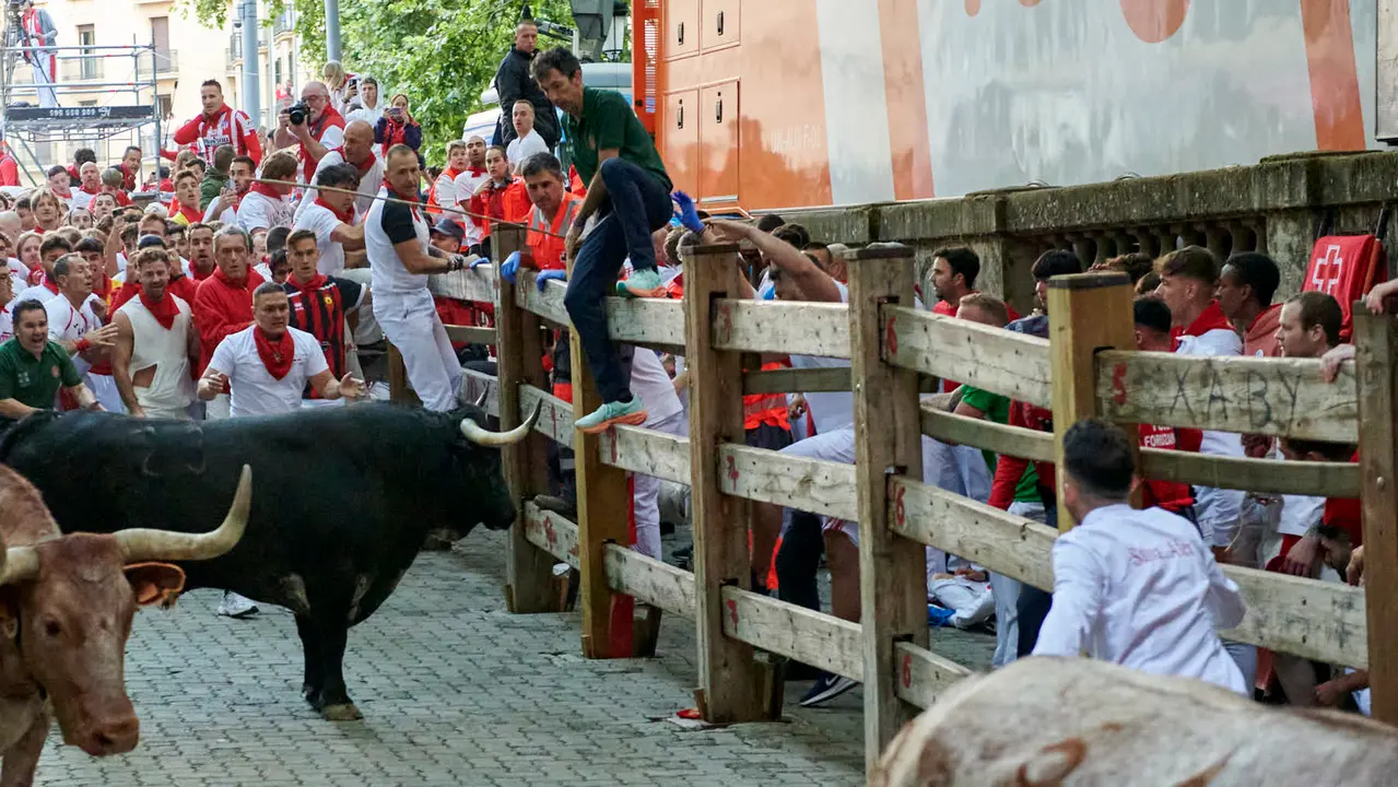 Segundo encierro de San Fermín 2025 con toros de Cebada Gago desde la bajada al callejón en Telefónica. IRANZU LARRASOAÑA