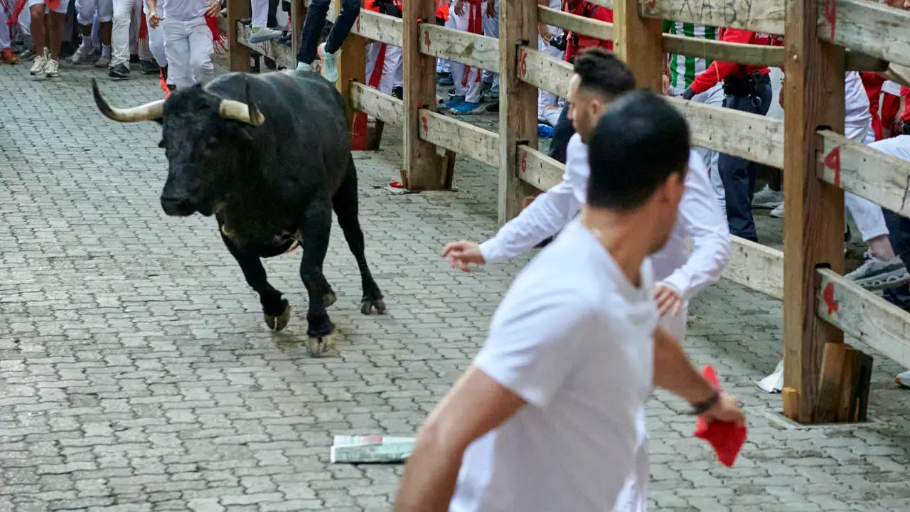 Segundo encierro de San Fermín 2025 con toros de Cebada Gago desde la bajada al callejón en Telefónica. IRANZU LARRASOAÑA