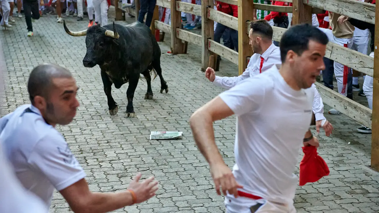 Segundo encierro de San Fermín 2025 con toros de Cebada Gago desde la bajada al callejón en Telefónica. IRANZU LARRASOAÑA