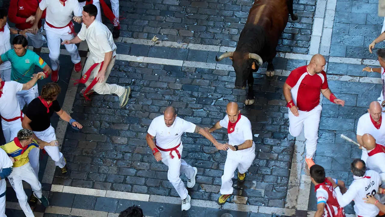 Segundo encierro de San Fermín 2025 con toros de la ganadería de Cebada Gago en el tramo de Mercaderes. IÑIGO ALZUGARAY