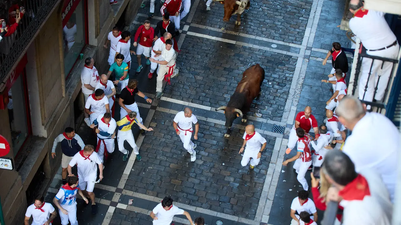 Segundo encierro de San Fermín 2025 con toros de la ganadería de Cebada Gago en el tramo de Mercaderes. IÑIGO ALZUGARAY