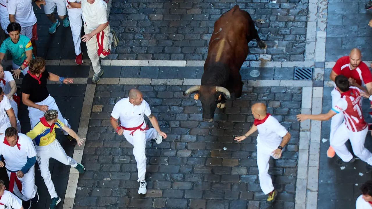 Segundo encierro de San Fermín 2025 con toros de la ganadería de Cebada Gago en el tramo de Mercaderes. IÑIGO ALZUGARAY