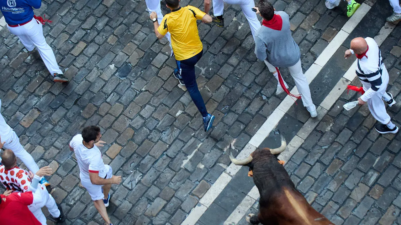 Segundo encierro de San Fermín 2025 con toros de la ganadería de Cebada Gago en el tramo de Mercaderes. IÑIGO ALZUGARAY