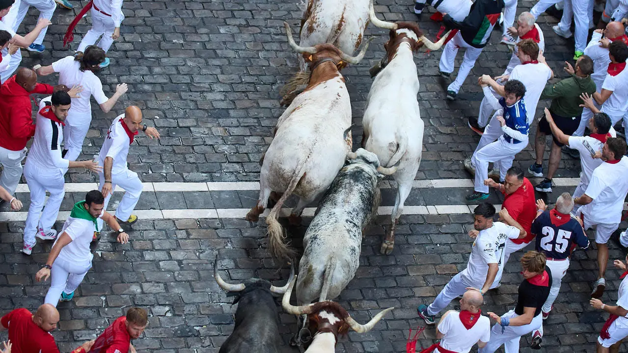 Segundo encierro de San Fermín 2025 con toros de la ganadería de Cebada Gago en el tramo de Mercaderes. IÑIGO ALZUGARAY