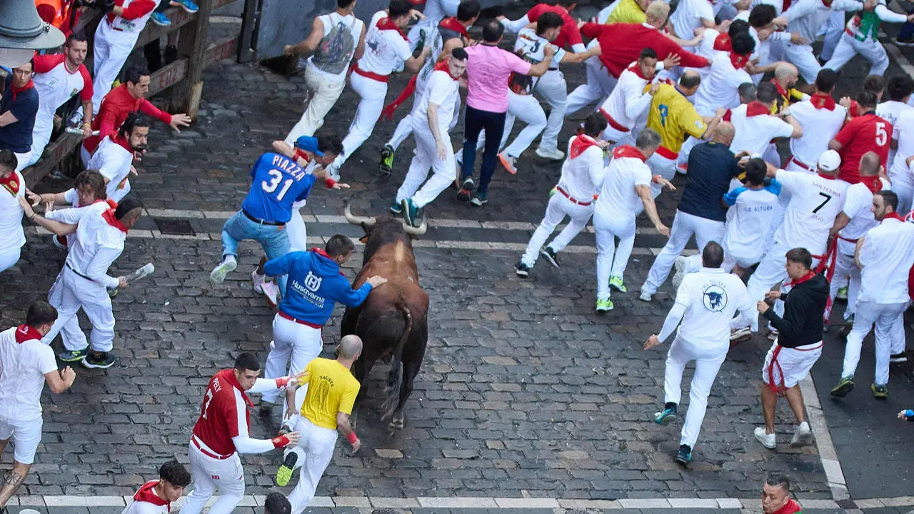 Segundo encierro de San Fermín 2025 con toros de la ganadería de Cebada Gago en el tramo de Mercaderes. IÑIGO ALZUGARAY