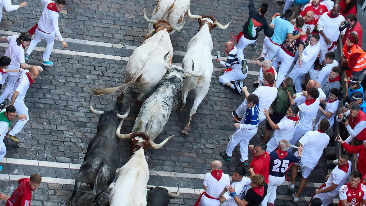 Segundo encierro de San Fermín 2025 con toros de la ganadería de Cebada Gago en el tramo de Mercaderes. IÑIGO ALZUGARAY