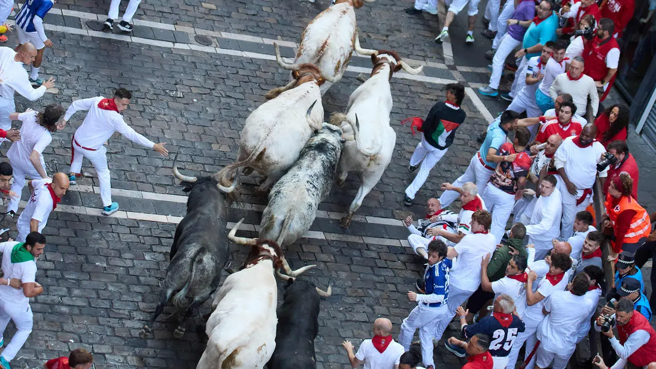 Segundo encierro de San Fermín 2025 con toros de la ganadería de Cebada Gago en el tramo de Mercaderes. IÑIGO ALZUGARAY