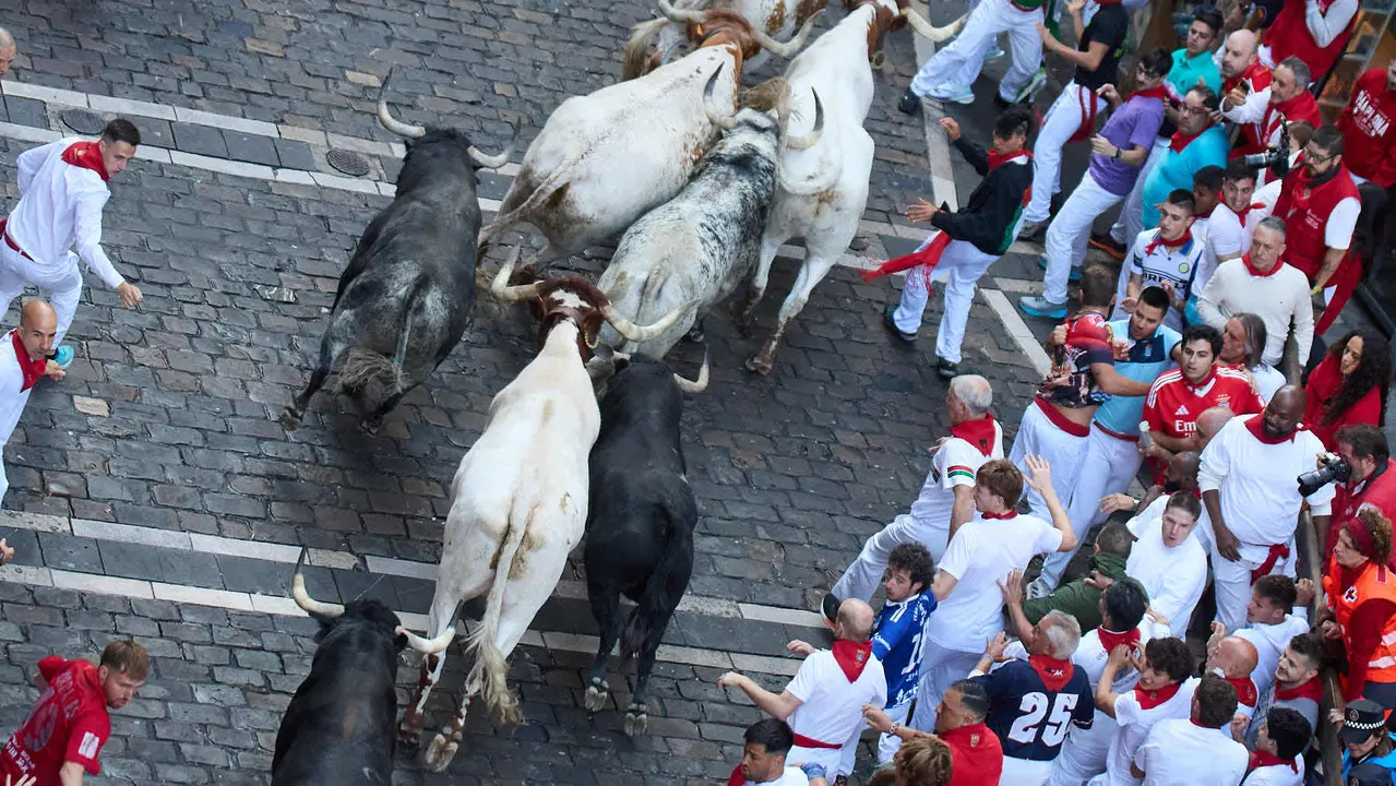 Segundo encierro de San Fermín 2025 con toros de la ganadería de Cebada Gago en el tramo de Mercaderes. IÑIGO ALZUGARAY