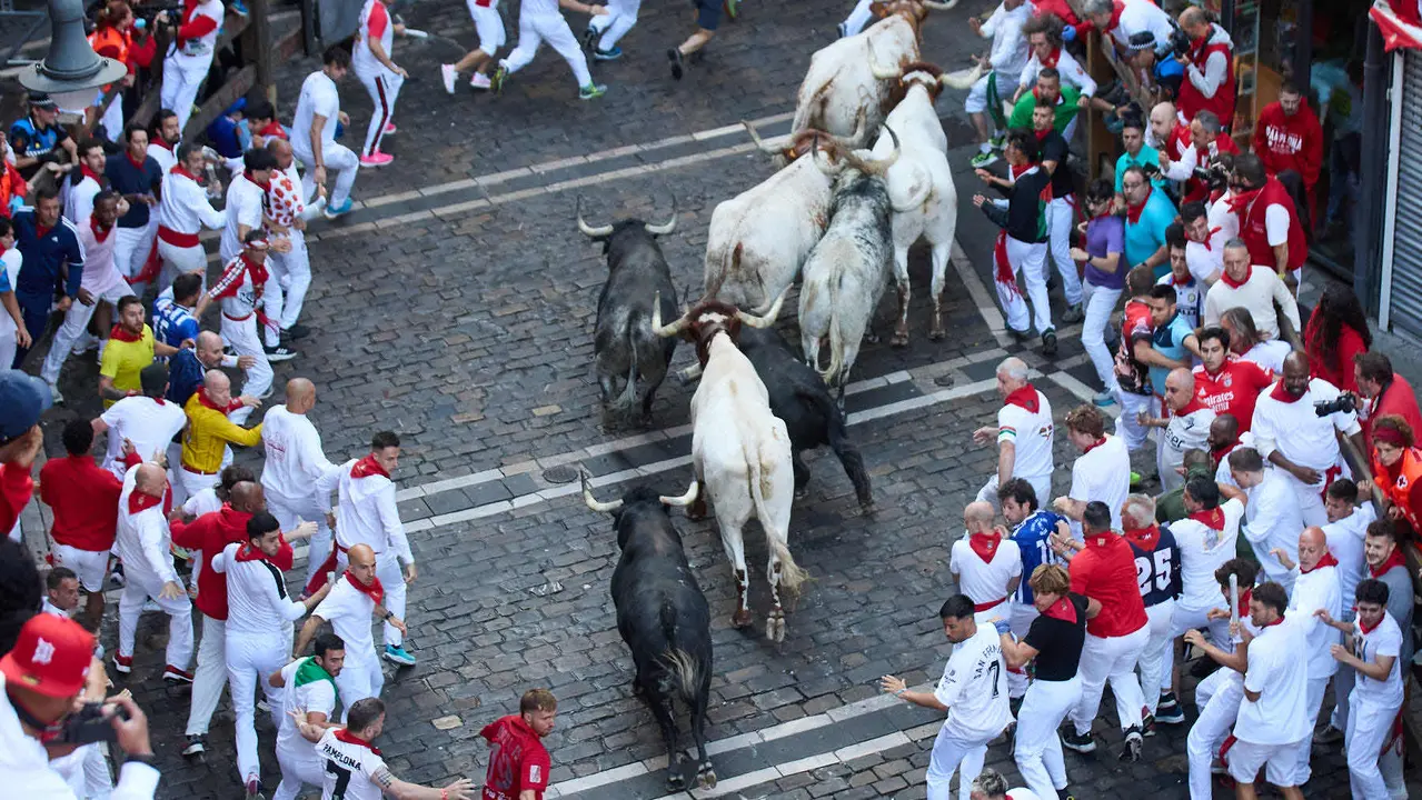Segundo encierro de San Fermín 2025 con toros de la ganadería de Cebada Gago en el tramo de Mercaderes. IÑIGO ALZUGARAY