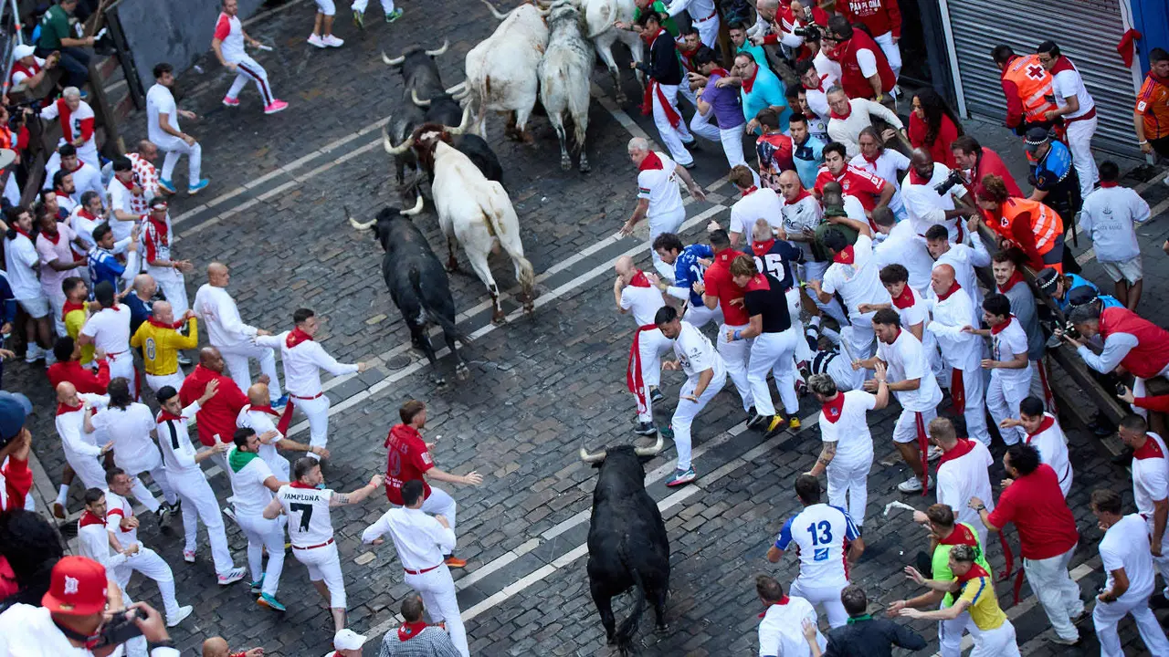 Segundo encierro de San Fermín 2025 con toros de la ganadería de Cebada Gago en el tramo de Mercaderes. IÑIGO ALZUGARAY