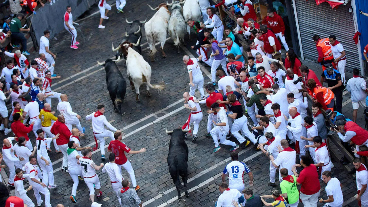 Segundo encierro de San Fermín 2025 con toros de la ganadería de Cebada Gago en el tramo de Mercaderes. IÑIGO ALZUGARAY