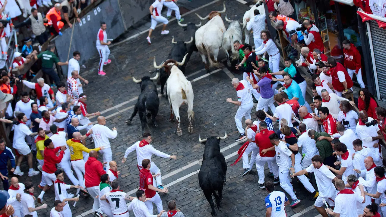 Segundo encierro de San Fermín 2025 con toros de la ganadería de Cebada Gago en el tramo de Mercaderes. IÑIGO ALZUGARAY