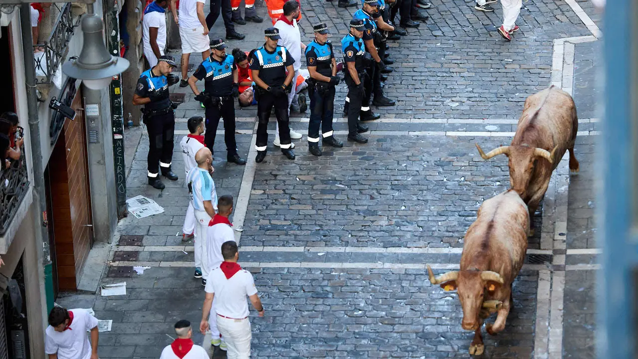 Segundo encierro de San Fermín 2025 con toros de la ganadería de Cebada Gago en el tramo de Mercaderes. IÑIGO ALZUGARAY